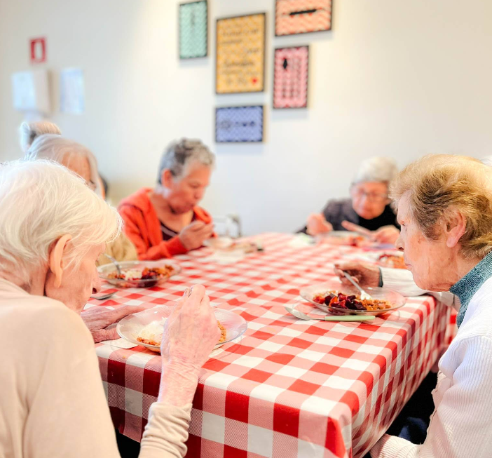Mesa posta com refeição caseira